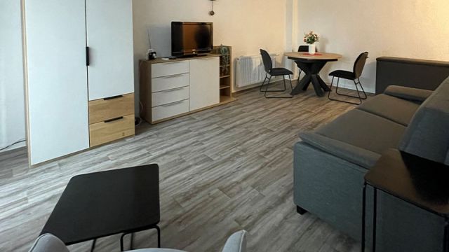 Gemütliches Wohnzimmer in einer modernen Wohnung in Magdeburg mit stilvoller Einrichtung und Essbereich.