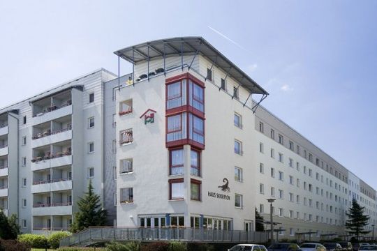 Das Haus Skorpion in Magdeburg bietet moderne Wohnungen zur Miete in einem mehrstöckigen Gebäude mit Balkonen.