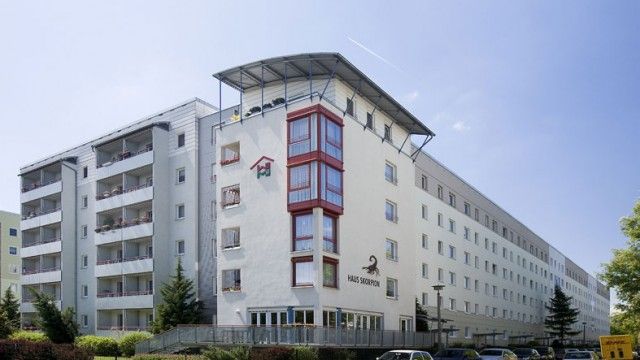 Das Haus Skorpion in Magdeburg bietet moderne Wohnungen zur Miete in einem mehrstöckigen Gebäude mit Balkonen.