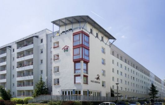 Das Haus Skorpion in Magdeburg bietet moderne Wohnungen zur Miete in einem mehrstöckigen Gebäude mit Balkonen.